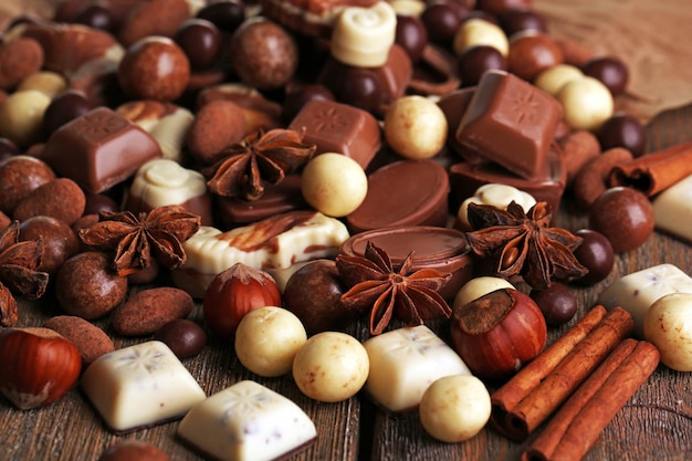 Différents types de chocolats sur table en bois close-up