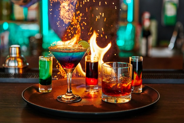 Différents types de cocktails en feu au bar au citron vert, alcool, bar