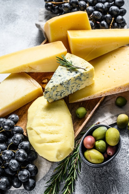 Différents Types De Délicieux Fromages Aux Noix Et Aux Raisins