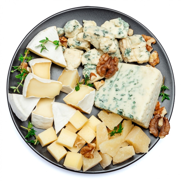 Différents types de fromage en assiette foncée