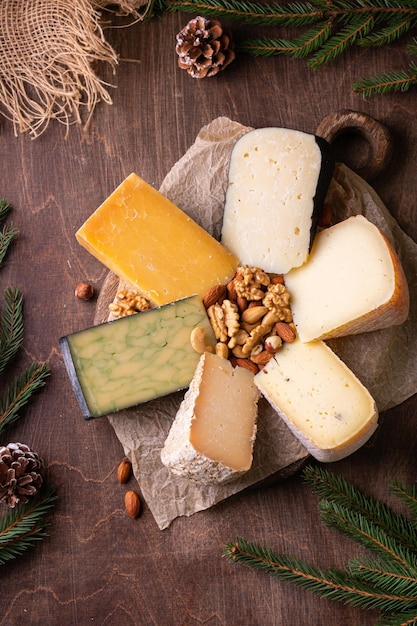 Différents types de fromage aux noix sur une table en bois rustique