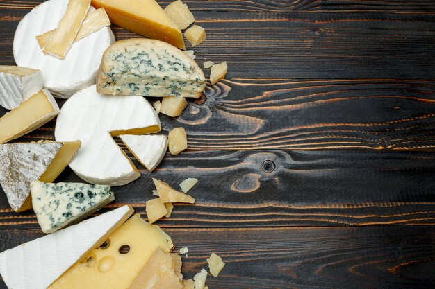 Différents types de fromage - parmesan, brie, roquefort, cheddar