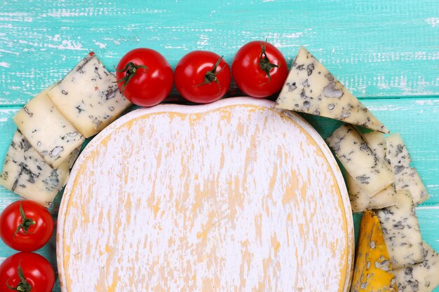 Différents types de fromage avec plateau vide sur la table libre