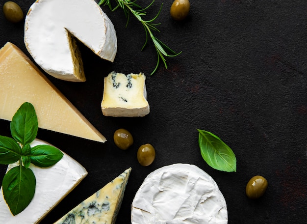 Différents types de fromage sur une surface de béton noir