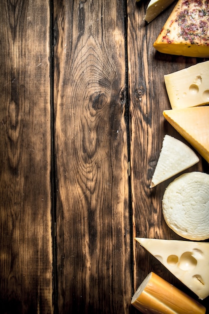 Différents types de fromage sur table en bois.