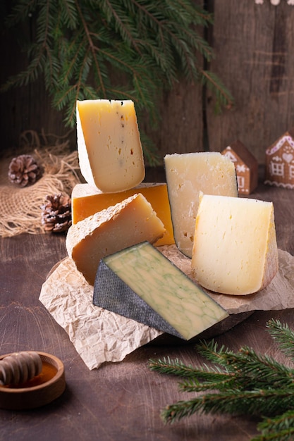 Différents types de fromages au miel sur une table en bois rustique