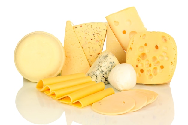 Différents types de fromages isolés sur blanc