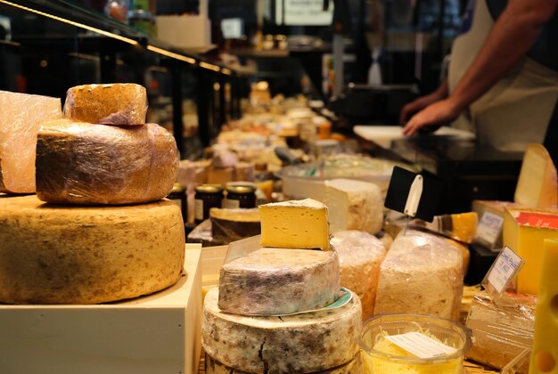 Photo différents types de fromages sur un marché