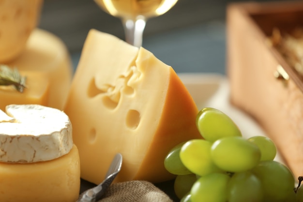 Différents types de fromages et de raisins, gros plan