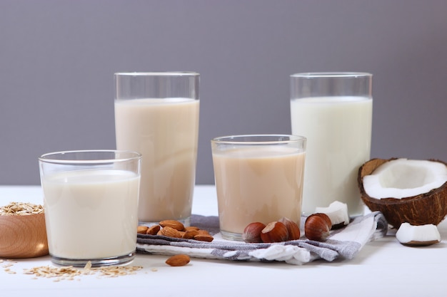 Différents types de lait végétal sur la table