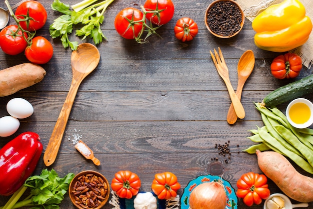 Différents types de légumes, sur une vieille table en bois