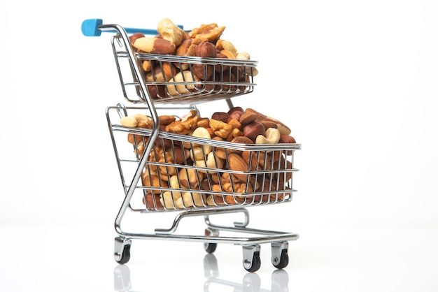 Différents types de noix dans le panier d'épicerie. Commercialisation vente de produits alimentaires. Aliment protéiné bio vitaminé