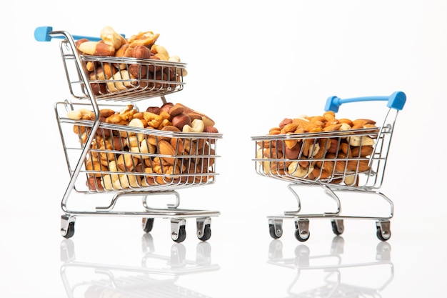 Différents types de noix dans le panier d'épicerie. Commercialisation de la vente de produits alimentaires. Nourriture de protéine organique de vitamine