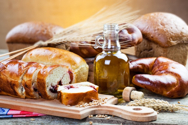 Différents types de pain sur une table en bois