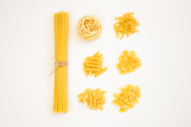 Différents types de pâtes sur fond blanc Vue de dessus Concept de cuisine italienne pour la nourriture et le style de menu