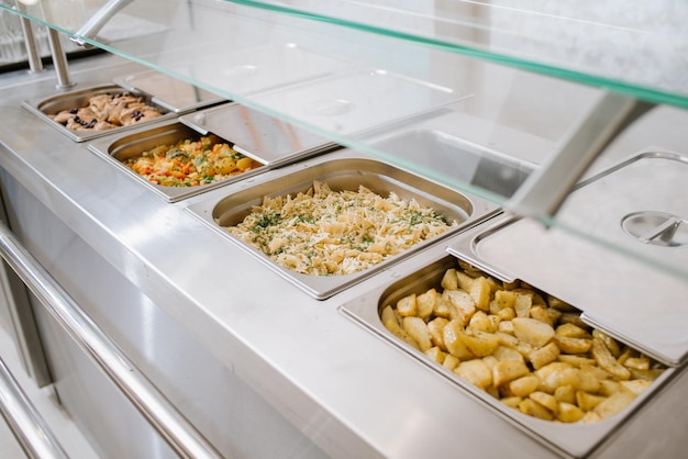 Différents types de plats dans des récipients sur la table du buffet du restaurant de l'hôtel