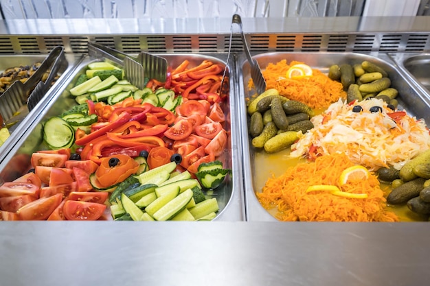 Différents types de salades de légumes marinés Concept de nourriture Tout compris style buffet