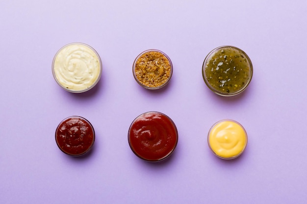 Différents types de sauces dans des bols sur une planche colorée Vue de dessus diverses sauces copiez l'espace