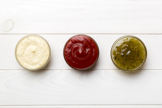 Différents types de sauces dans des bols sur une planche colorée Vue de dessus diverses sauces copiez l'espace