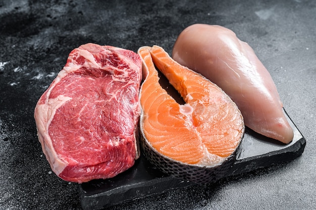 Différents types de steaks de viande crue