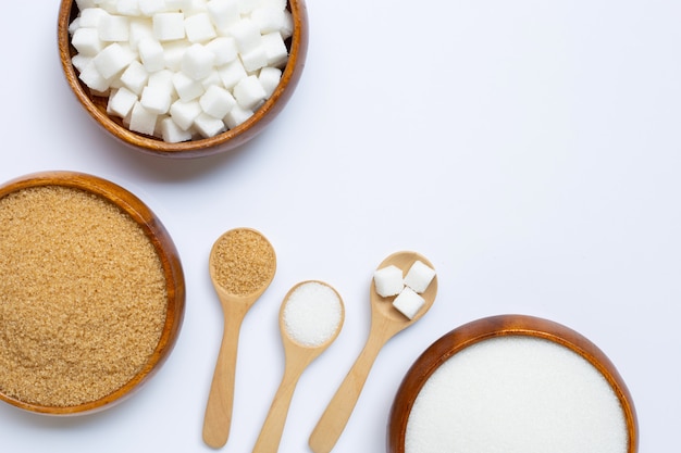 Photo différents types de sucre sur blanc