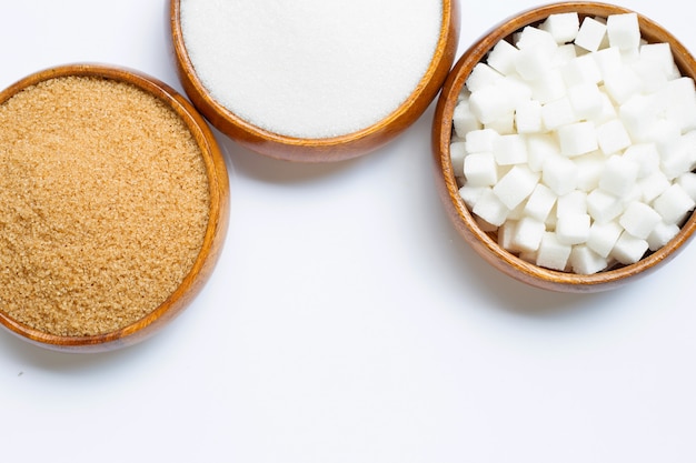 Différents types de sucre sur fond blanc.