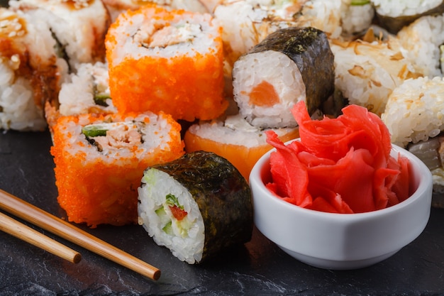 Différents types de sushis servis sur pierre noire
