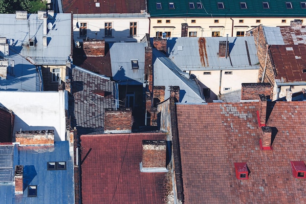 Différents types de toits toit en fer fait de carreaux de céramique Le vieux quartier est vu d'en haut