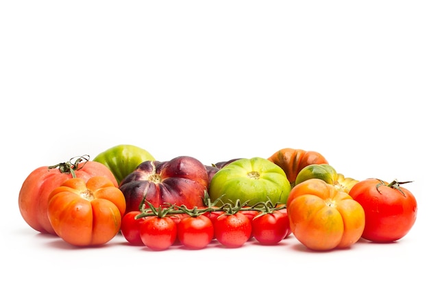 Différents types de tomates isolés sur fond blanc