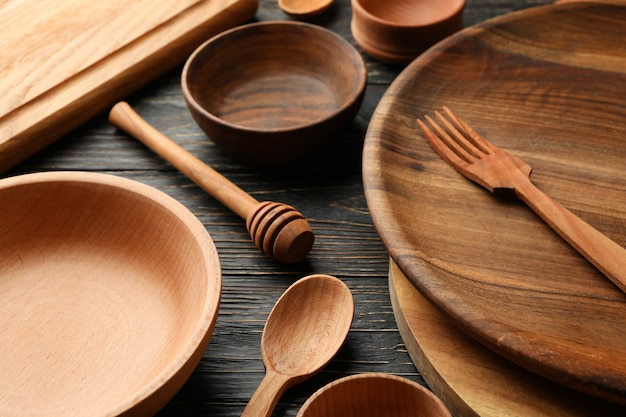 Différents ustensiles de cuisine en bois sur table en bois