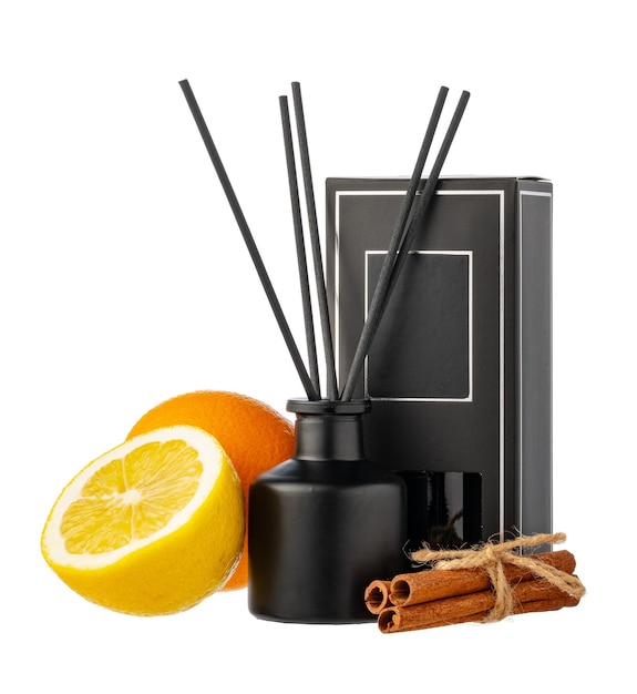 Photo diffuseur aromatique au parfum d'orange et de cannelle sur fond blanc