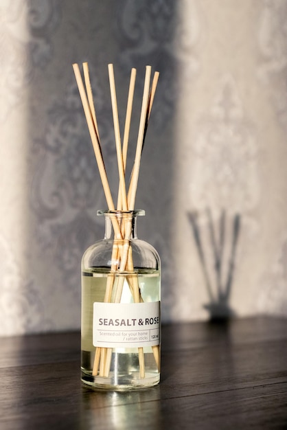 Un diffuseur d'arômes avec de l'huile aromatique et des bâtons dans la pièce crée une atmosphère de paix et de confort