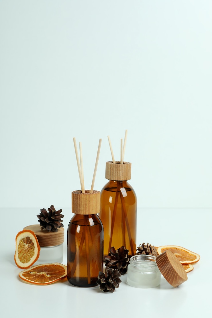 Photo diffuseurs, citrons et cônes sur fond blanc