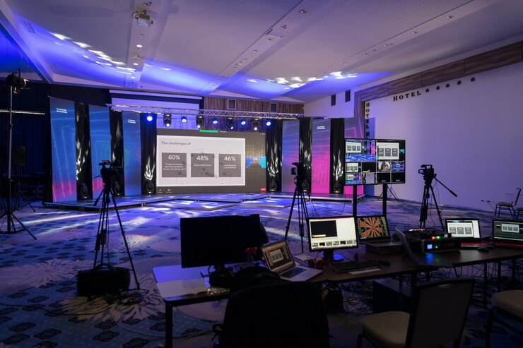 Photo diffusion internet en direct d'une réunion de conférence d'affaires, présentateur rejoignant un séminaire par vidéoconférence dans un centre de congrès vide. webinaire ou séminaire en ligne via les réseaux sociaux diffusé en nouveau