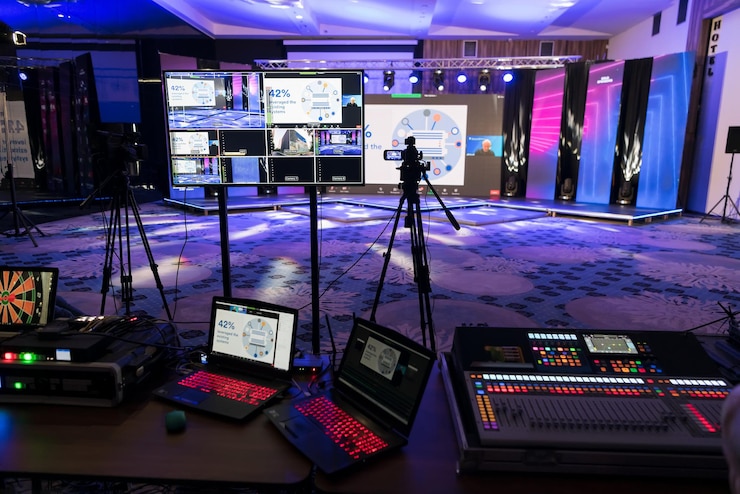 Photo diffusion internet en direct d'une réunion de conférence d'affaires, présentateur rejoignant un séminaire par vidéoconférence dans un centre de congrès vide. webinaire ou séminaire en ligne via les réseaux sociaux diffusé en nouveau