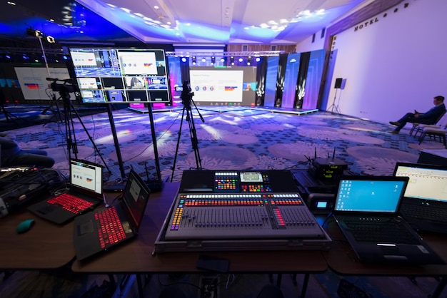Diffusion Internet en direct d'une réunion de conférence d'affaires, présentateur rejoignant un séminaire par vidéoconférence dans un centre de congrès vide. Webinaire ou séminaire en ligne via les réseaux sociaux diffusé en nouveau