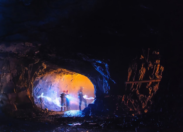 Diggers dans une grande grotte