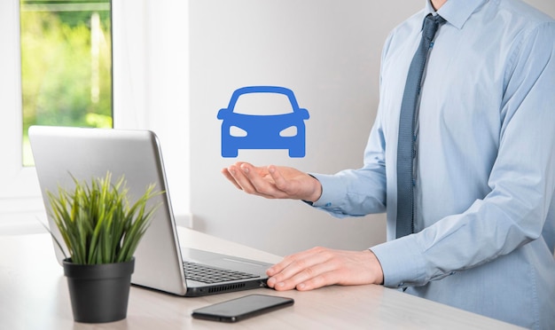 Digital composite of Man holding car iconCar assurance automobile et concept de services automobiles Homme d'affaires avec geste d'offre et icône de voiture