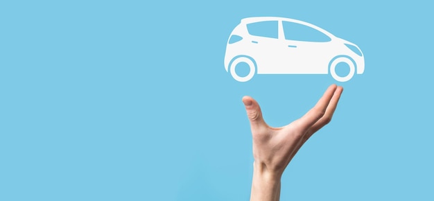 Digital Composite Of Man Holding Car Iconcar Assurance Automobile Et Concept De Services Automobiles Homme D'affaires Avec Geste D'offre Et Icône De Voiture