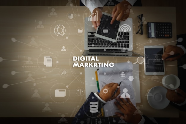 Photo digital marketing nouveau projet de démarrage millennials business team mains au travail avec des rapports financiers et un ordinateur portable