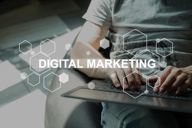 Digital marketing seo content web commercial business analytics détendu homme méconnaissable