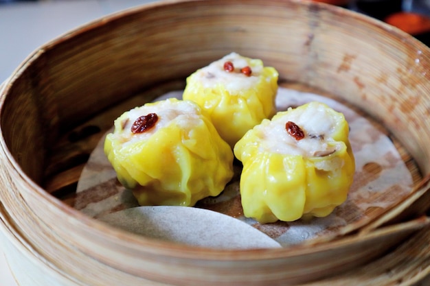 Photo dim sum dans un bol en bois