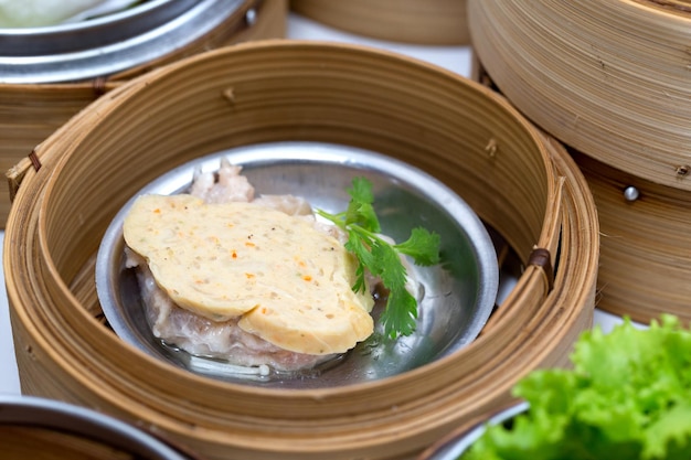 Dim sum dans la cuisine chinoise à vapeur en bambou