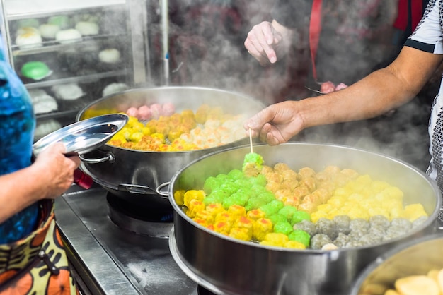 Dim Sum faits à la main avec différentes garnitures dans la cuisine de rue Jalan Alor à Kuala Lumpur