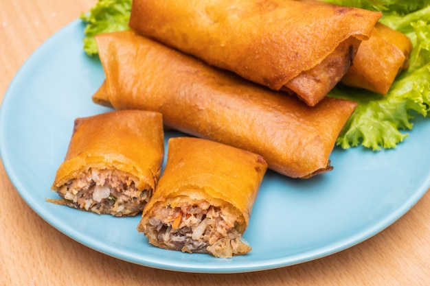 dim sum frit sur plat bleu et légumes