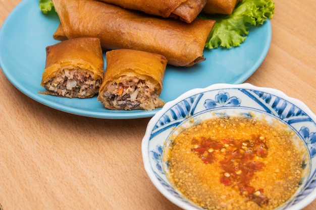 dim sum frit sur plat bleu et légumes