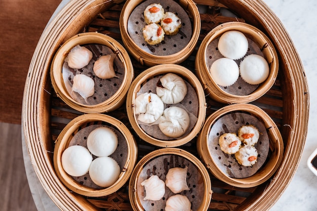 Dim sum mis dans des paniers à vapeur