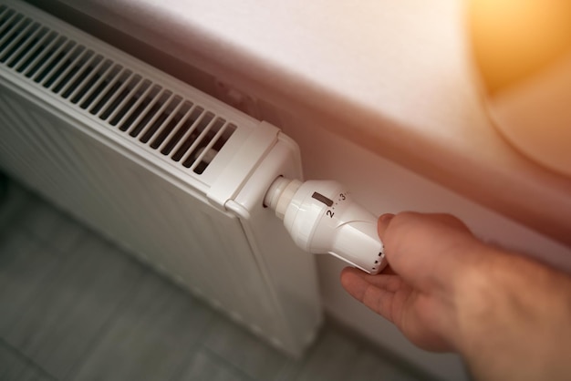 Diminution de la chaleur du radiateur Économie d'énergie en hiver Concept d'une liste de conseils pour réduire les factures d'électricité