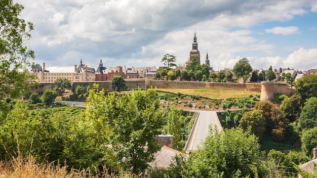 Dinan vue de l'autre côté de la Rance Bretagne France