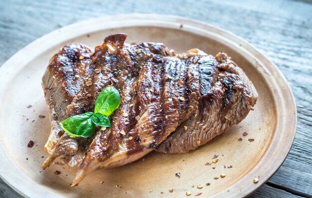 Dinde grillée sur planche de bois